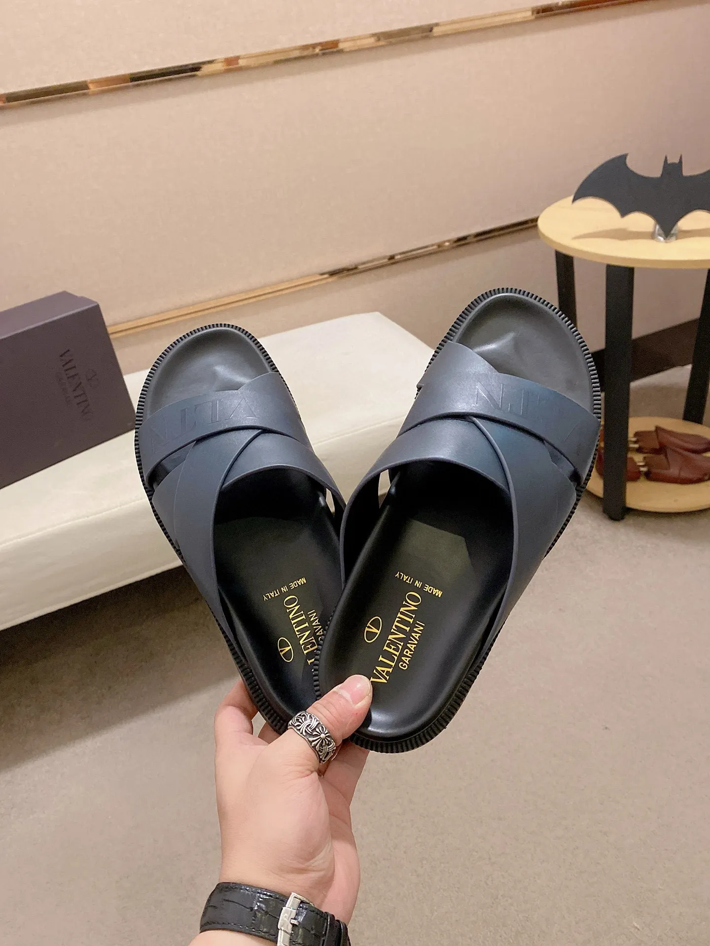 Men's shoes💰: 440💰[Valentino] New men's boutique slippers, counter quality, classic plaid, the actual workmanship is quite complex🔰The uppers are made of imported fabrics➕🐑Sheepskin lining, which tests the craftsman's craftsmanship➕original PU outsole. Size: 38-44 (45 can be customized, non-refundable)